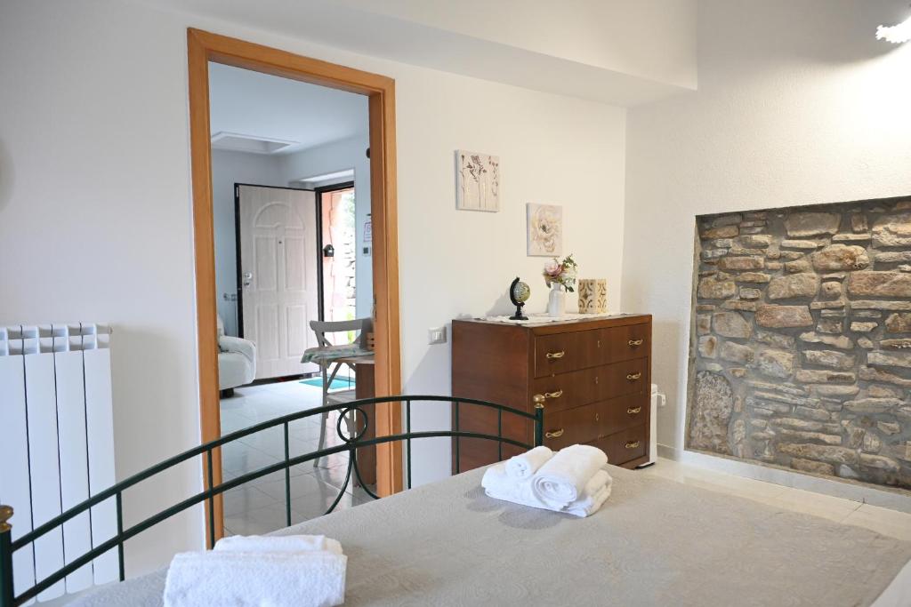 Postel nebo postele na pokoji v ubytování Karlin's house Anzi - albergo diffuso