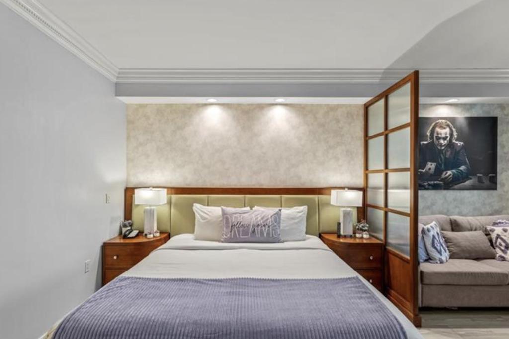 una camera da letto con un letto grande e un divano di The Jest's Retreat at MGM Signature Tower 3 a Las Vegas