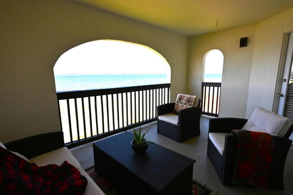 een woonkamer met uitzicht op de oceaan bij Sound Life condo in Navarre