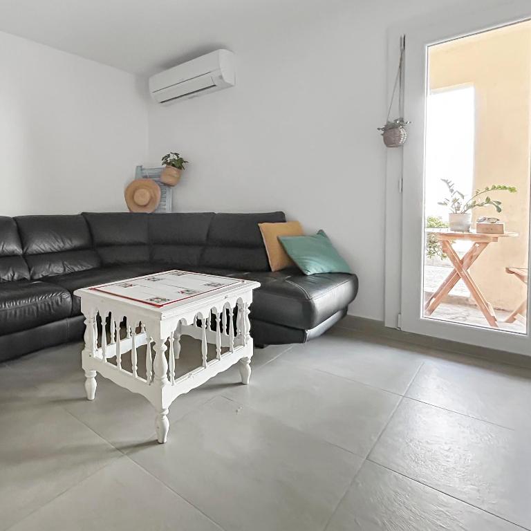 un salon avec un canapé et une table basse dans l'établissement Appartement spacieux & vue imprenable, à Saint-Laurent-du-Var