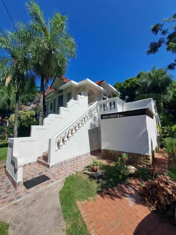 Κήπος έξω από το Hermosa casa de lujo en Condiminio Montibello Zona Av Pirai 4to anillo