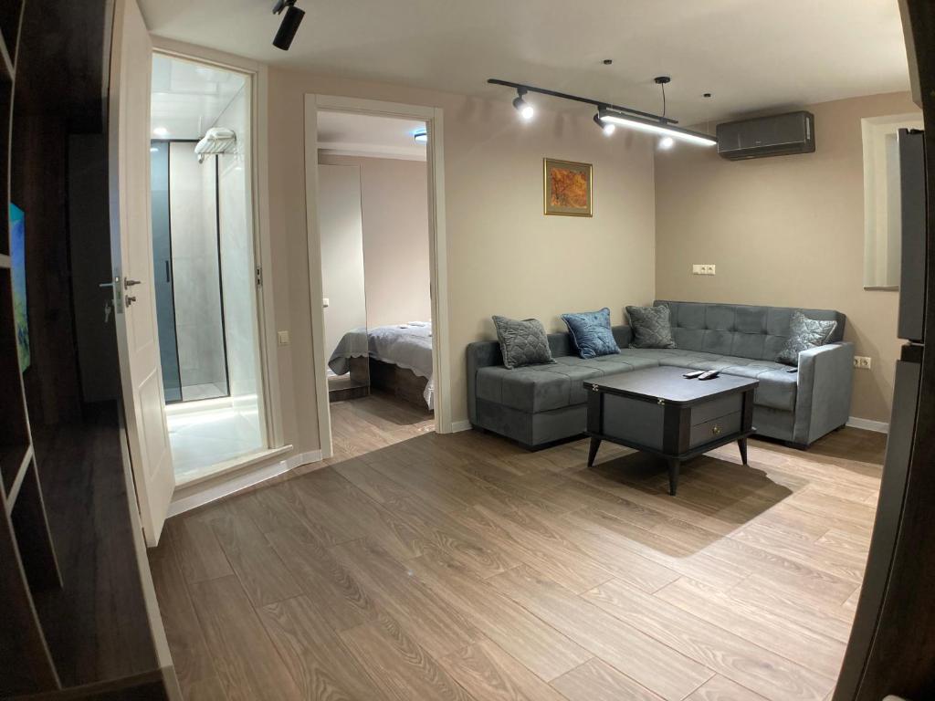 تصویر اتاق‌های A cozy and comfortable semi-basement apartment - تصویر ۲