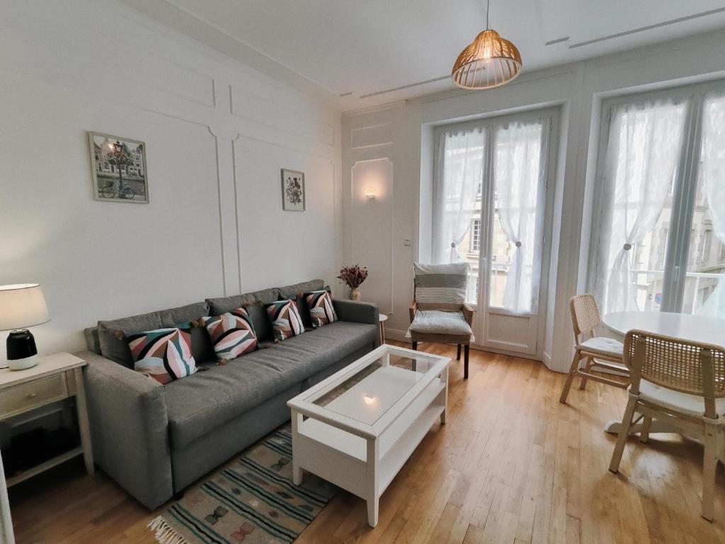 un salon avec un canapé et une table dans l'établissement L'hermine, à Saint-Malo