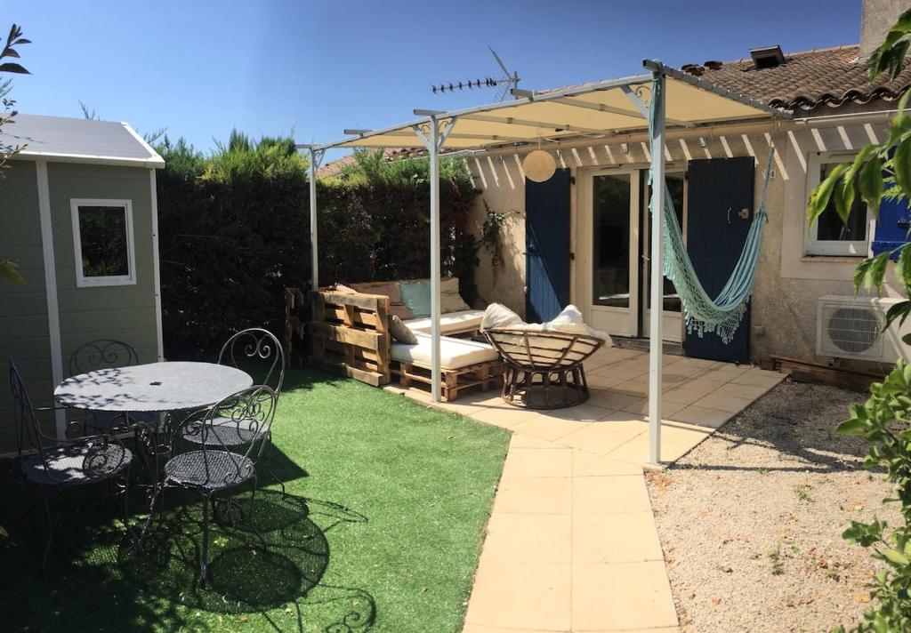 En terrasse eller udendørsområde på Maisonnette en Provence