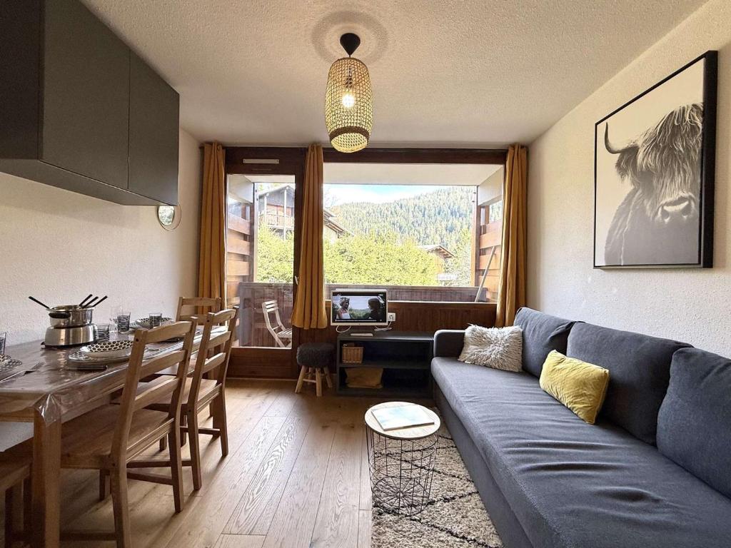 un salon avec un canapé bleu et une table dans l'établissement Charmant studio à Crest-Voland, 4 pers., proche pistes, balcon, parking privé - FR-1-595-59, à Crest-Voland