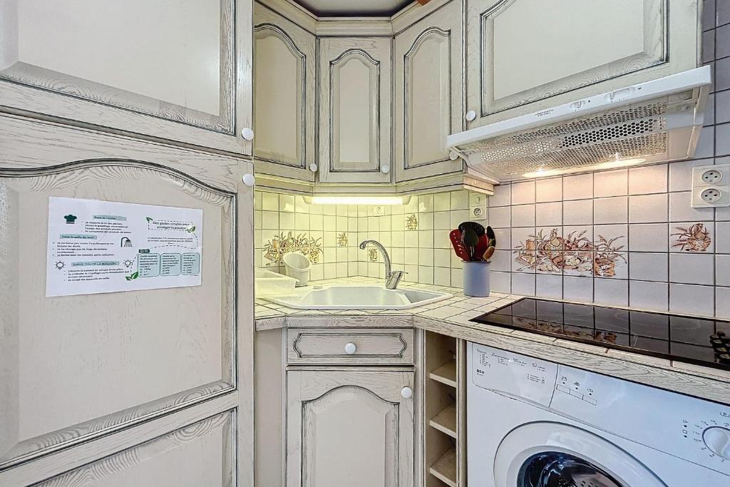 une cuisine avec un évier et une machine à laver dans l'établissement Magnificent apartment - near the beach, à Narbonne