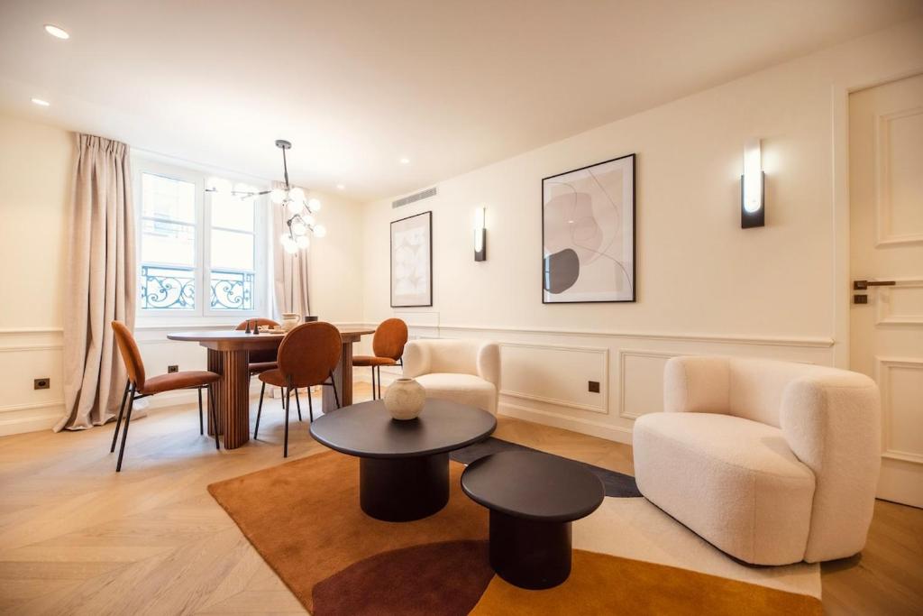 un salon avec une table et une salle à manger dans l'établissement Appartement de luxe d'une chambre à proximité du Louvre III, à Paris