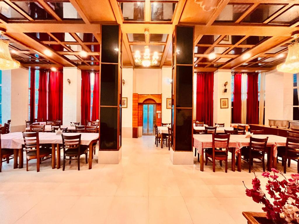 Restoran või mõni muu söögikoht majutusasutuses Hotel Outtown Manali - #near mall road #premium rooms #parking #lift #open terrace #cafe #guest preferred