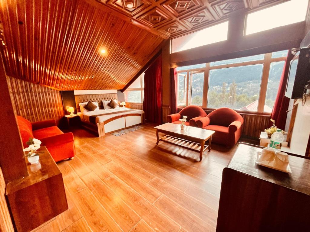 Istumisnurk majutusasutuses Hotel Outtown Manali - #near mall road #premium rooms #parking #lift #open terrace #cafe #guest preferred