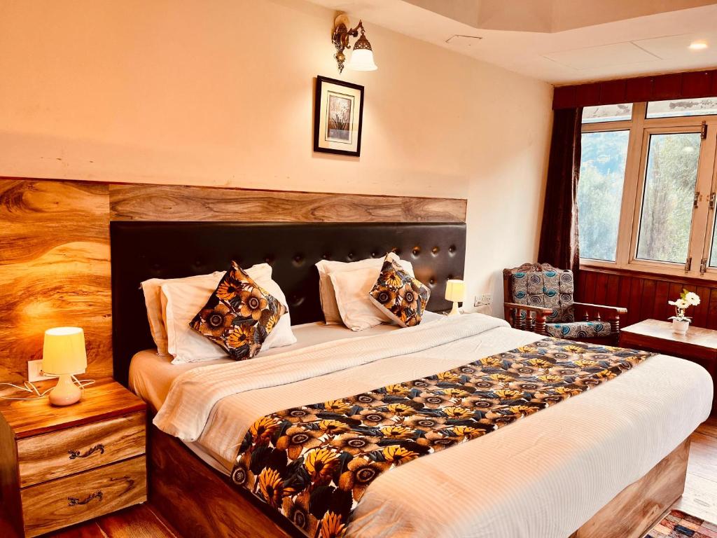 Voodi või voodid majutusasutuse Hotel Outtown Manali - #near mall road #premium rooms #parking #lift #open terrace #cafe #guest preferred toas