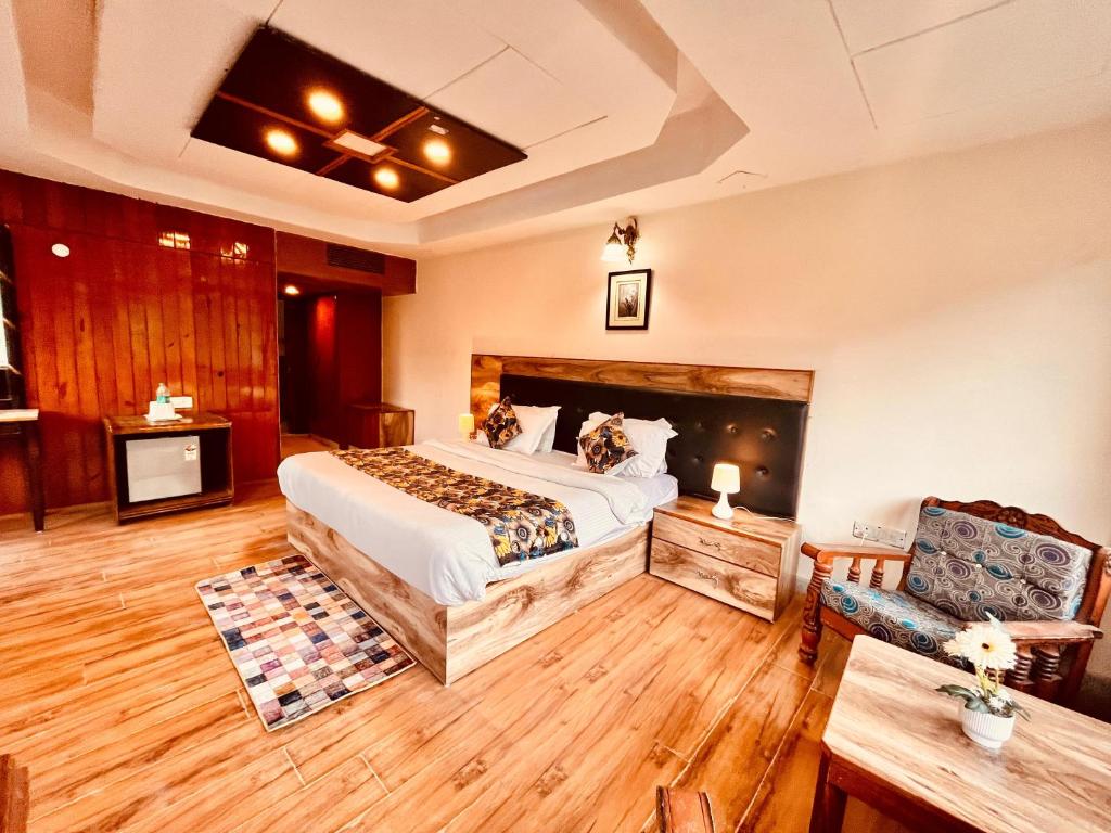Voodi või voodid majutusasutuse Hotel Outtown Manali - #near mall road #premium rooms #parking #lift #open terrace #cafe #guest preferred toas