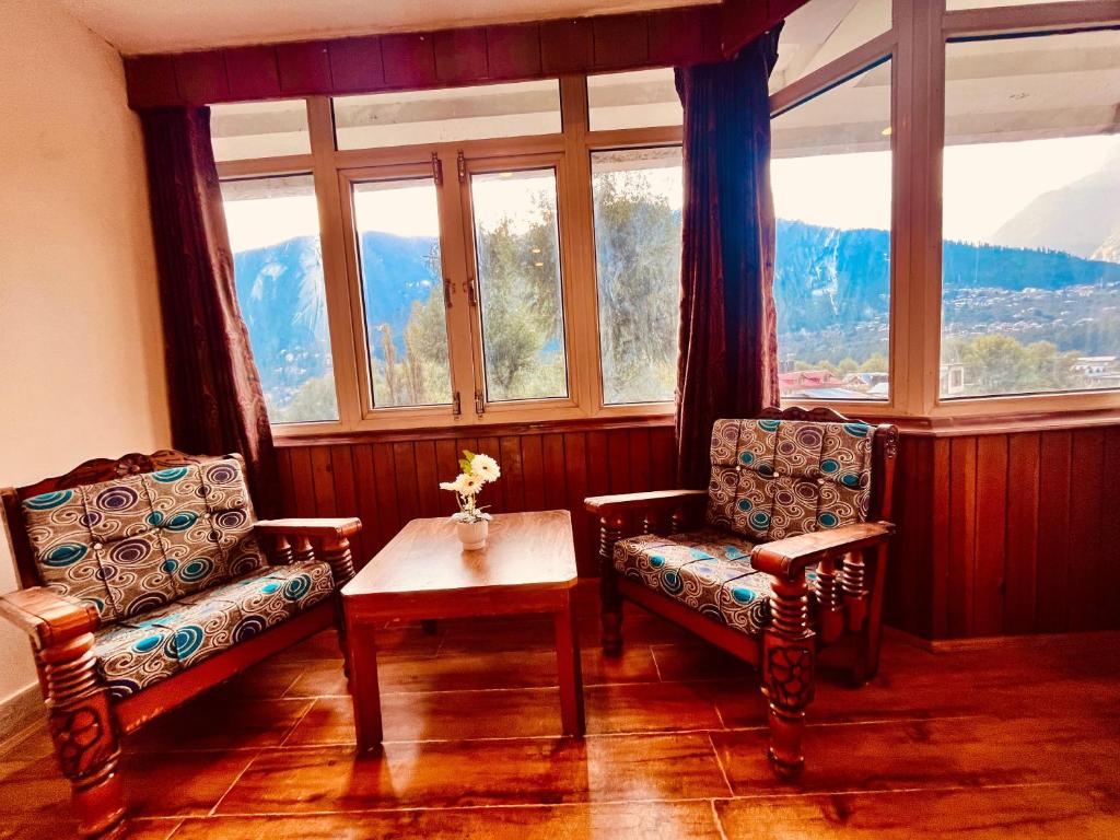 Üldine mäevaade või majutusasutusest Hotel Outtown Manali - #near mall road #premium rooms #parking #lift #open terrace #cafe #guest preferred pildistatud vaade