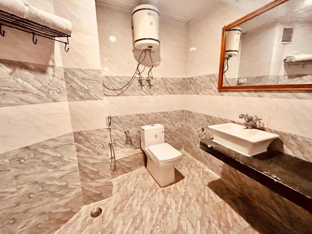 Vannituba majutusasutuses Hotel Outtown Manali - #near mall road #premium rooms #parking #lift #open terrace #cafe #guest preferred