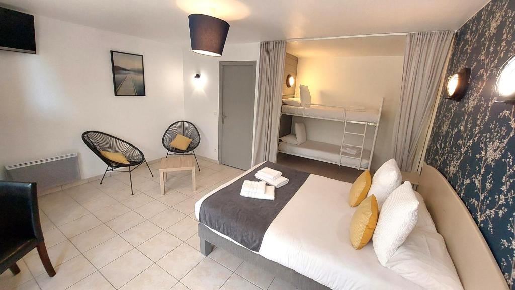 Logis Hôtel La Rosière----Situé entre BAYEUX et ARROMANCHES - Familie Vierpersoonskamer