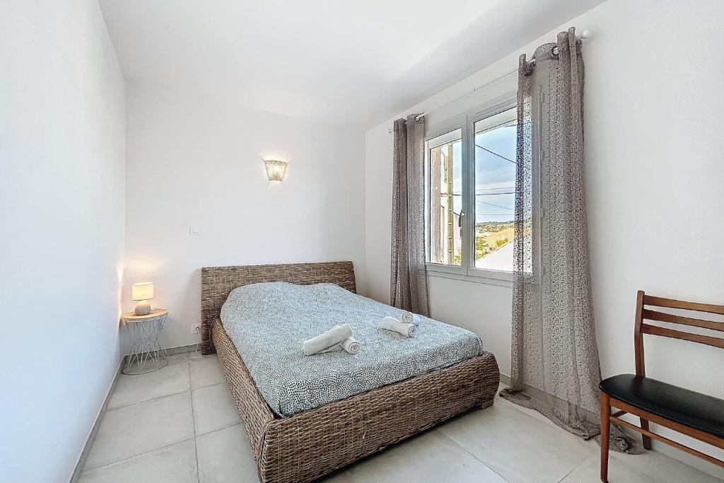 Un dormitorio pequeño con una cama y una ventana. en Spacious cocoon in Narbonne - with sea view, en Narbona