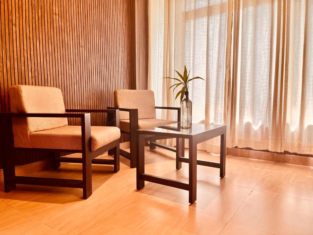 Istumisnurk majutusasutuses Hotel Outtown Manali - #near mall road #premium rooms #parking #lift #open terrace #cafe #guest preferred