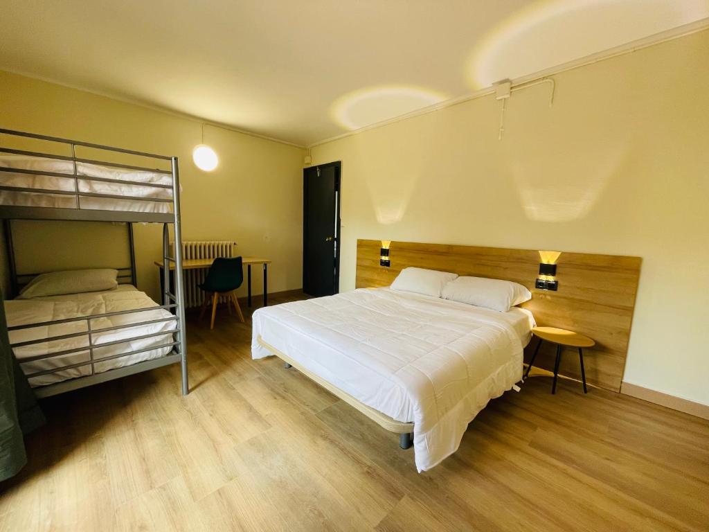 Cubez Viladrau - Habitación Cuádruple Con Baño Compartido