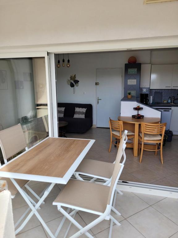 une salle à manger et un salon avec une table et des chaises dans l'établissement Plage à pied, au Barcarès