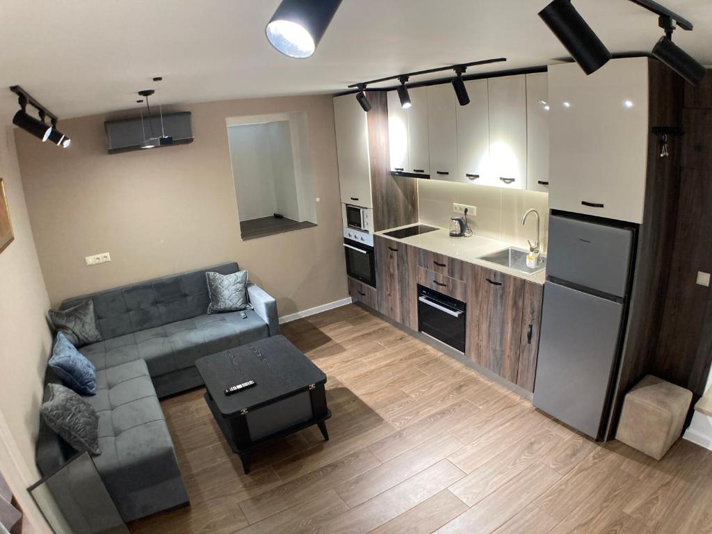لابی و فضای عمومی A cozy and comfortable semi-basement apartment - تصویر ۵