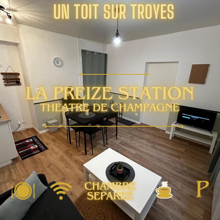 un salon avec une table et des chaises dans l'établissement La Preize station - Théatre de Champagne - Wifi, à Troyes