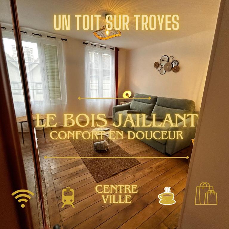 une chambre avec une porte munie d'un panneau indiquant le patron julliard dans l'établissement Le Bois Jaillant - Wifi - Centre ville historique - Proche Gare, à Troyes