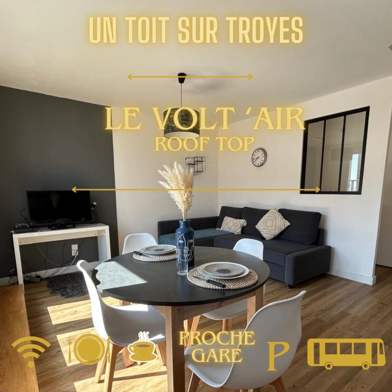 un salon avec une table et un canapé dans l'établissement Volt Air Roof Top - Wifi - Parking privé - Proche Gare, à Troyes