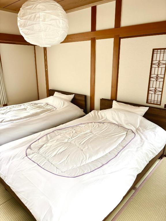 Postel nebo postele na pokoji v ubytování Koyasan Guest House Tommy