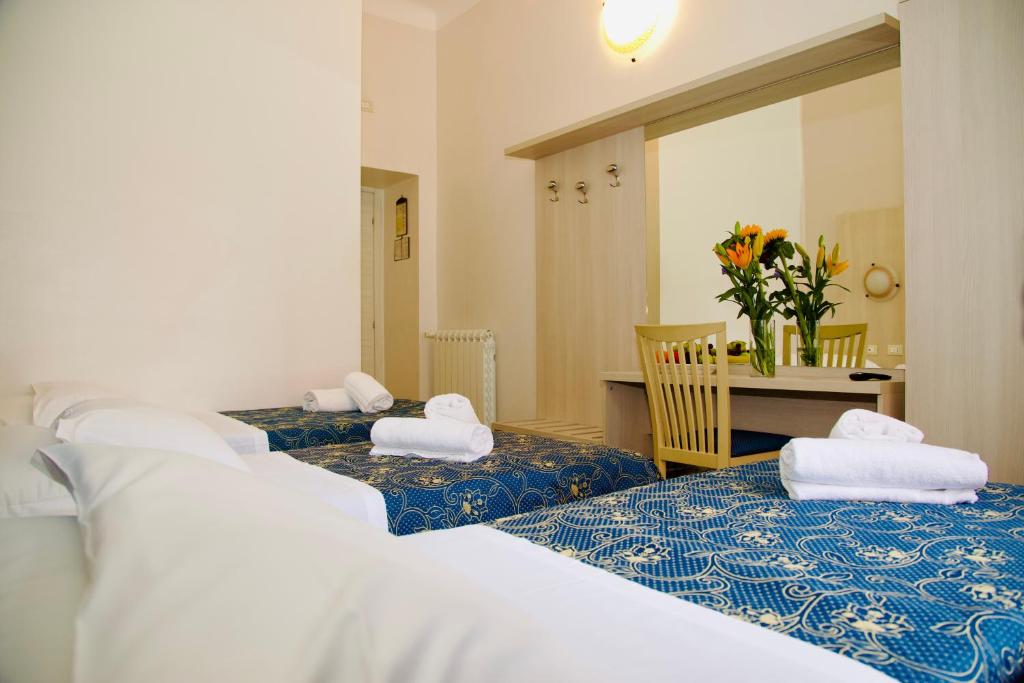 Postel nebo postele na pokoji v ubytování Albergo Marechiaro