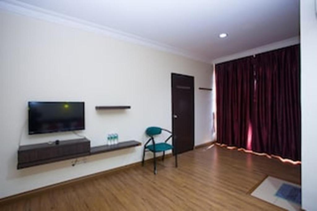 TV a/nebo společenská místnost v ubytování OYO 43915 T P Hotel