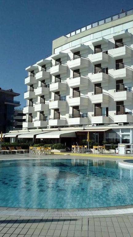 Bazén v ubytování Hotel David nebo v jeho okolí