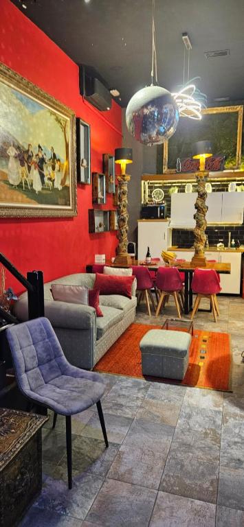 a living room with red walls and a table and chairs at Madrid Centro, Edificio Entero Solo Para Ti in Madrid