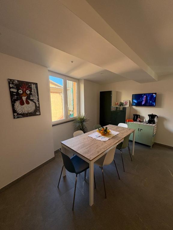 ein Esszimmer mit einem Holztisch und Stühlen in der Unterkunft Civico25 in Levanto