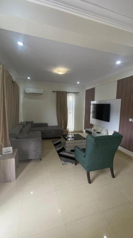 TV a/nebo společenská místnost v ubytování 1 bedroom Loft