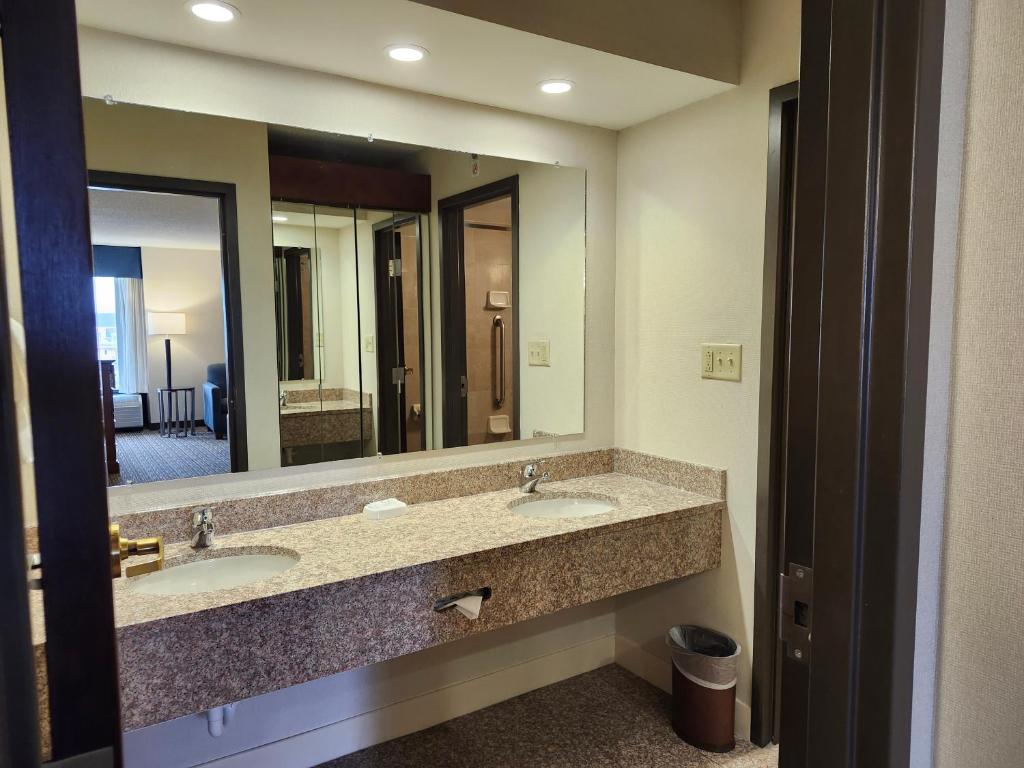 Heritage Inn & Suites St Louis Fenton, Trademark by Wyndham photo