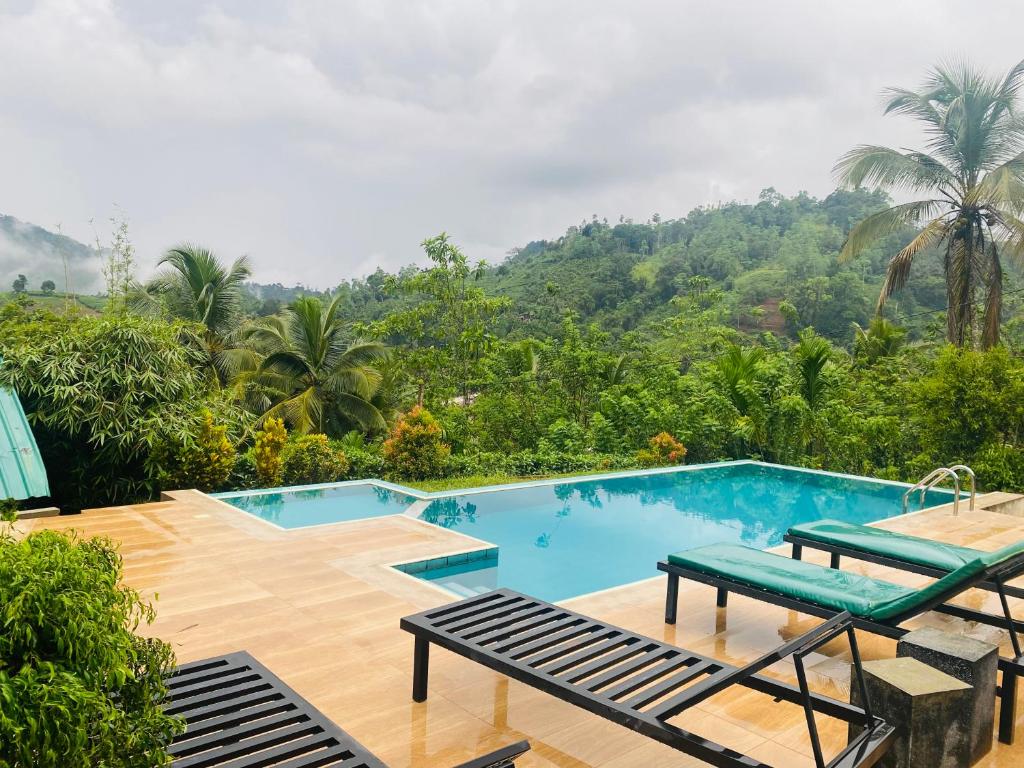 Bazén v ubytování Rainforest Mount Lodge nebo v jeho okolí