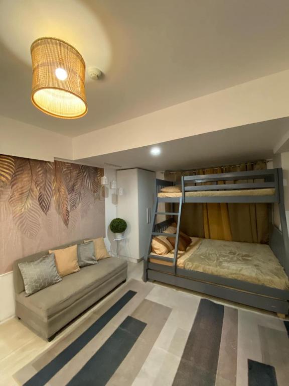 Postel nebo postele na pokoji v ubytování 1-BR Condo with 4 BEDS, DINING, Karaoke,NETFLIX,YTpremium,GAMES,WIFI,25TH fLoor - Sunrise & Sunset CITY&POOL view , wrap-around BALCONY