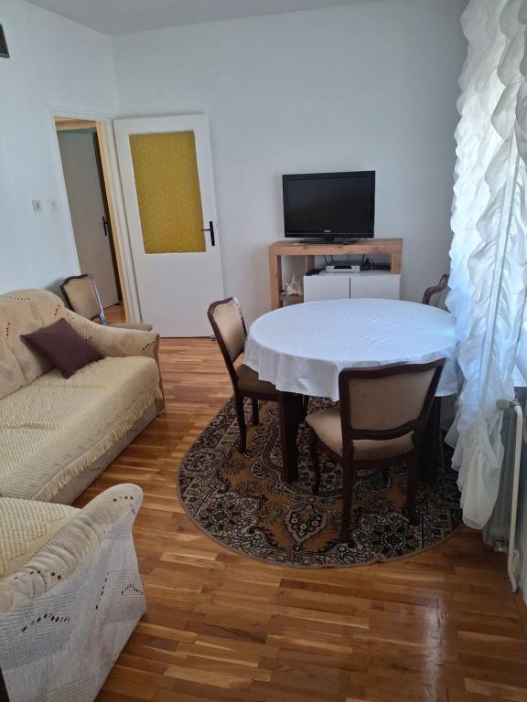 a living room with a white table and chairs at Edo Apartman 1 in Senj