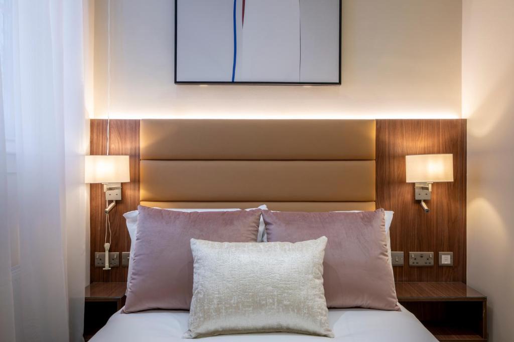 Postel nebo postele na pokoji v ubytování Grand Concerto Hotel