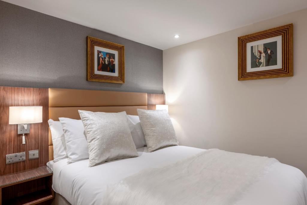 Postel nebo postele na pokoji v ubytování Grand Concerto Hotel