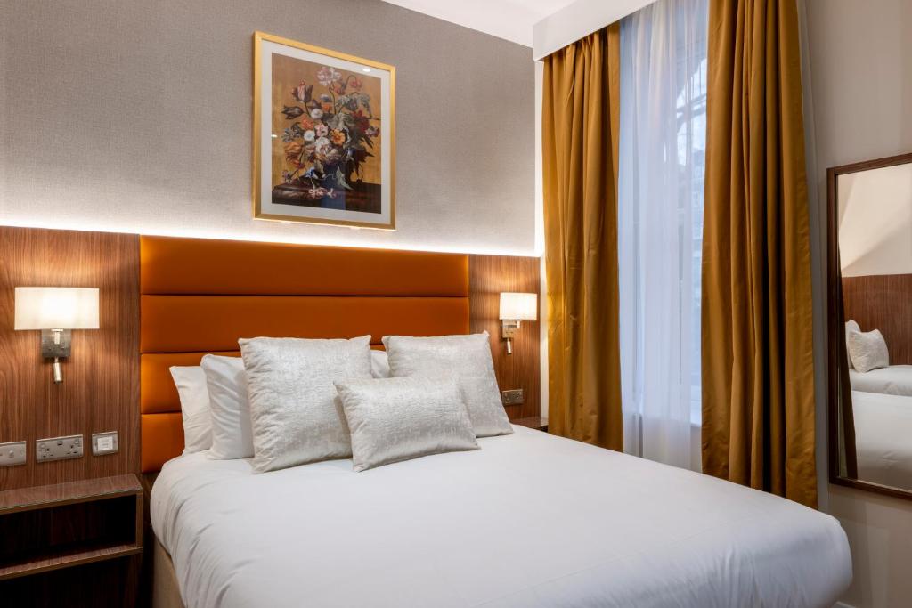 Postel nebo postele na pokoji v ubytování Grand Concerto Hotel