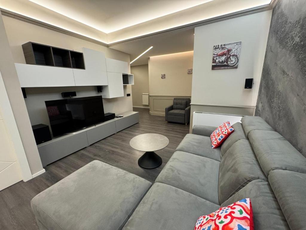 Χώρος καθιστικού στο Luxury Grey Apartment