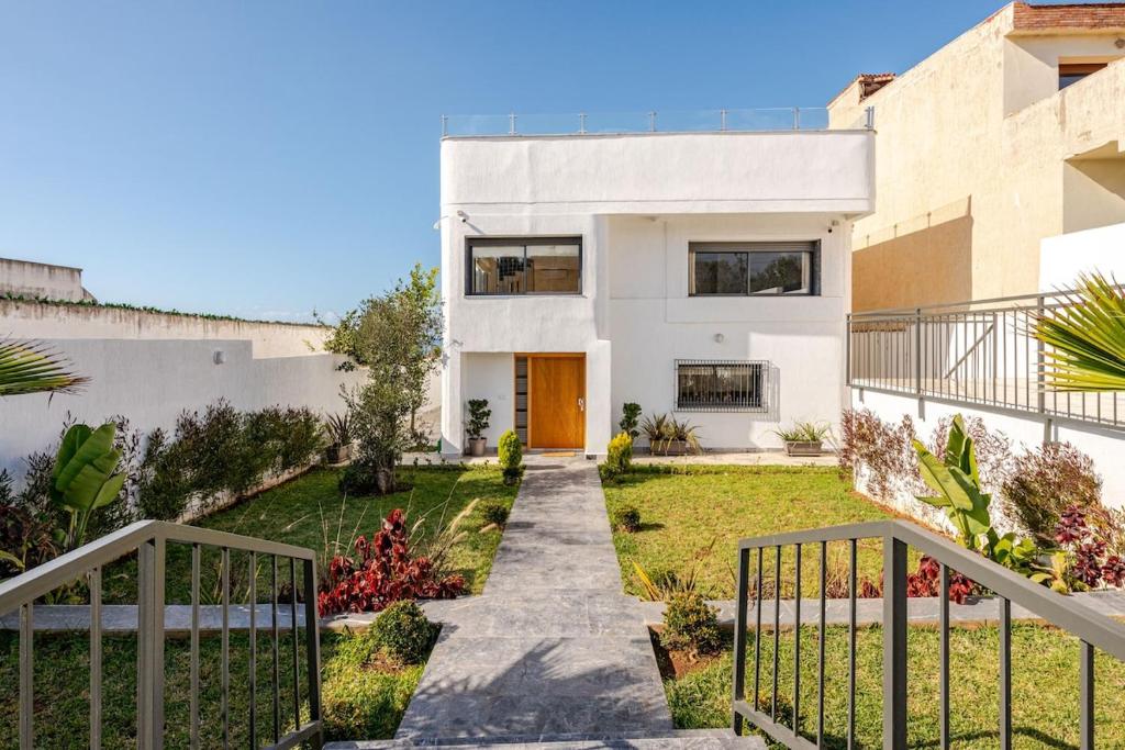 テマラにあるCharming Villa in Harhouraの白い家