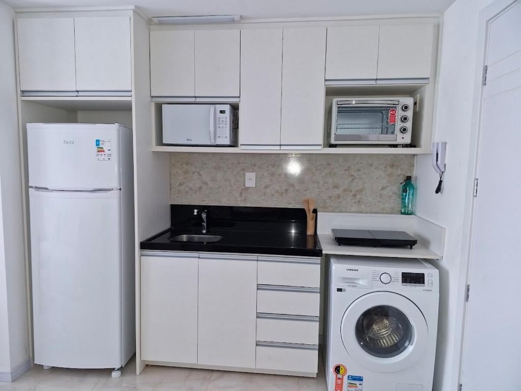 Kuchyň nebo kuchyňský kout v ubytování Loft confortável com garden