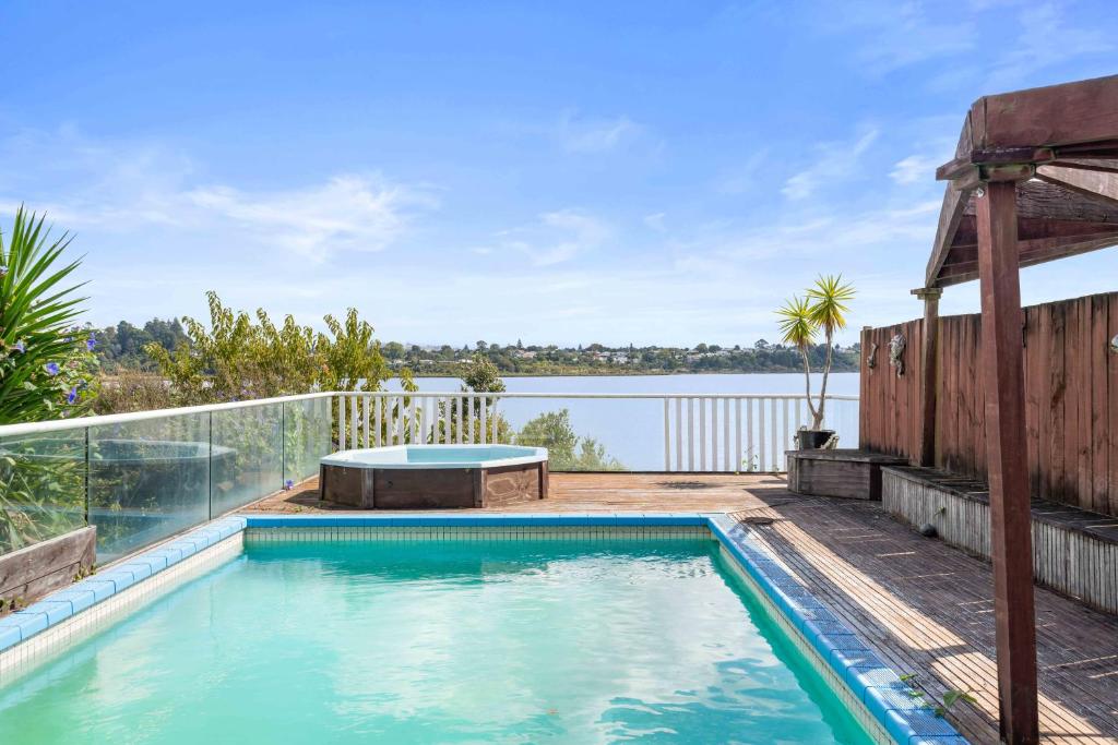 Hồ bơi trong/gần Poolside Lookout - Tauranga Holiday Home