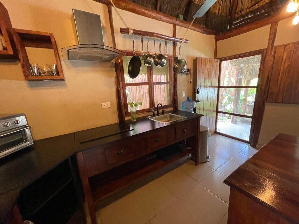 Kuchyň nebo kuchyňský kout v ubytování Casa Om Palapa with Kitchen