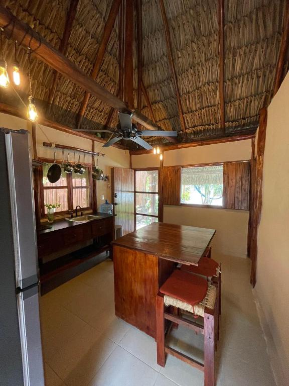 Kuchyň nebo kuchyňský kout v ubytování Casa Om Palapa with Kitchen