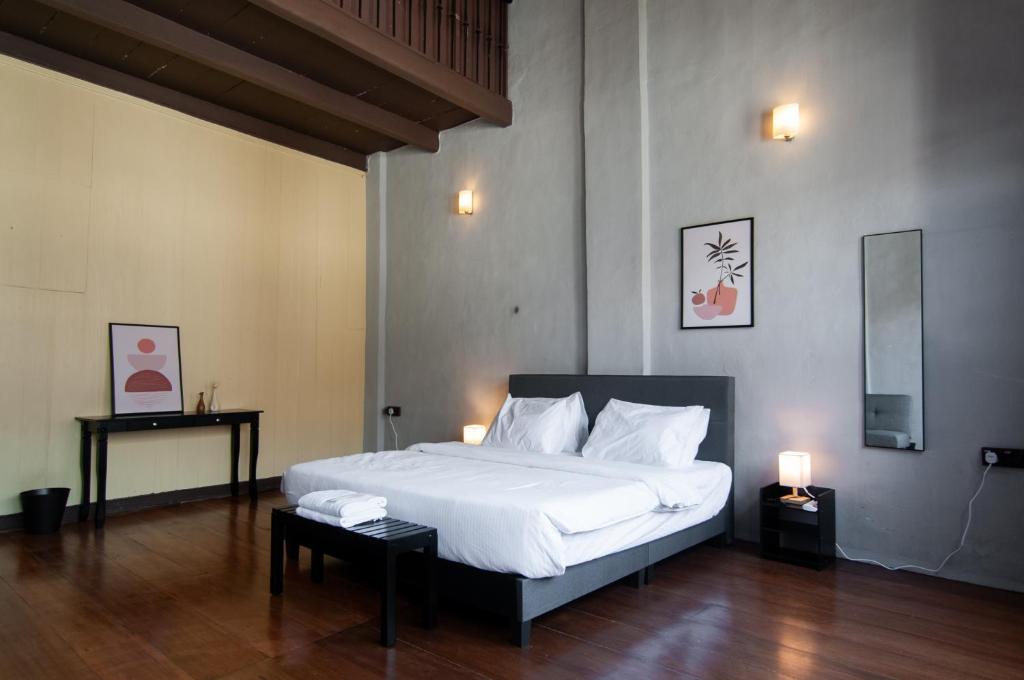 En eller flere senge i et værelse på Aayu Heritage - Heritage Home in Stewart Lane