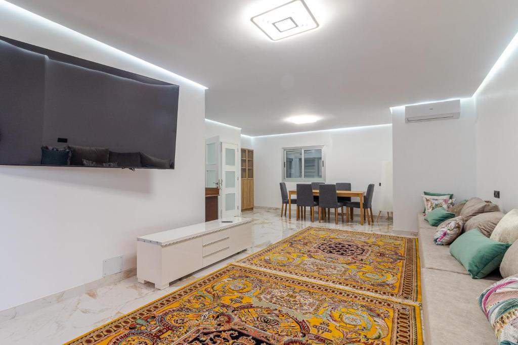 TV a/nebo společenská místnost v ubytování Dar Alisios 2