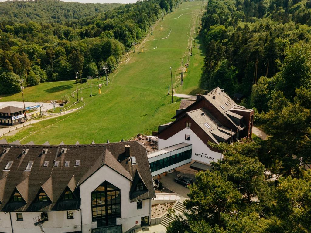 una vista aerea di un edificio con un campo verde di Hotel Arena Maribor a Maribor