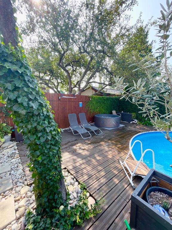 Bazén v ubytování VILLA KATARINA with heated pool nebo v jeho okolí
